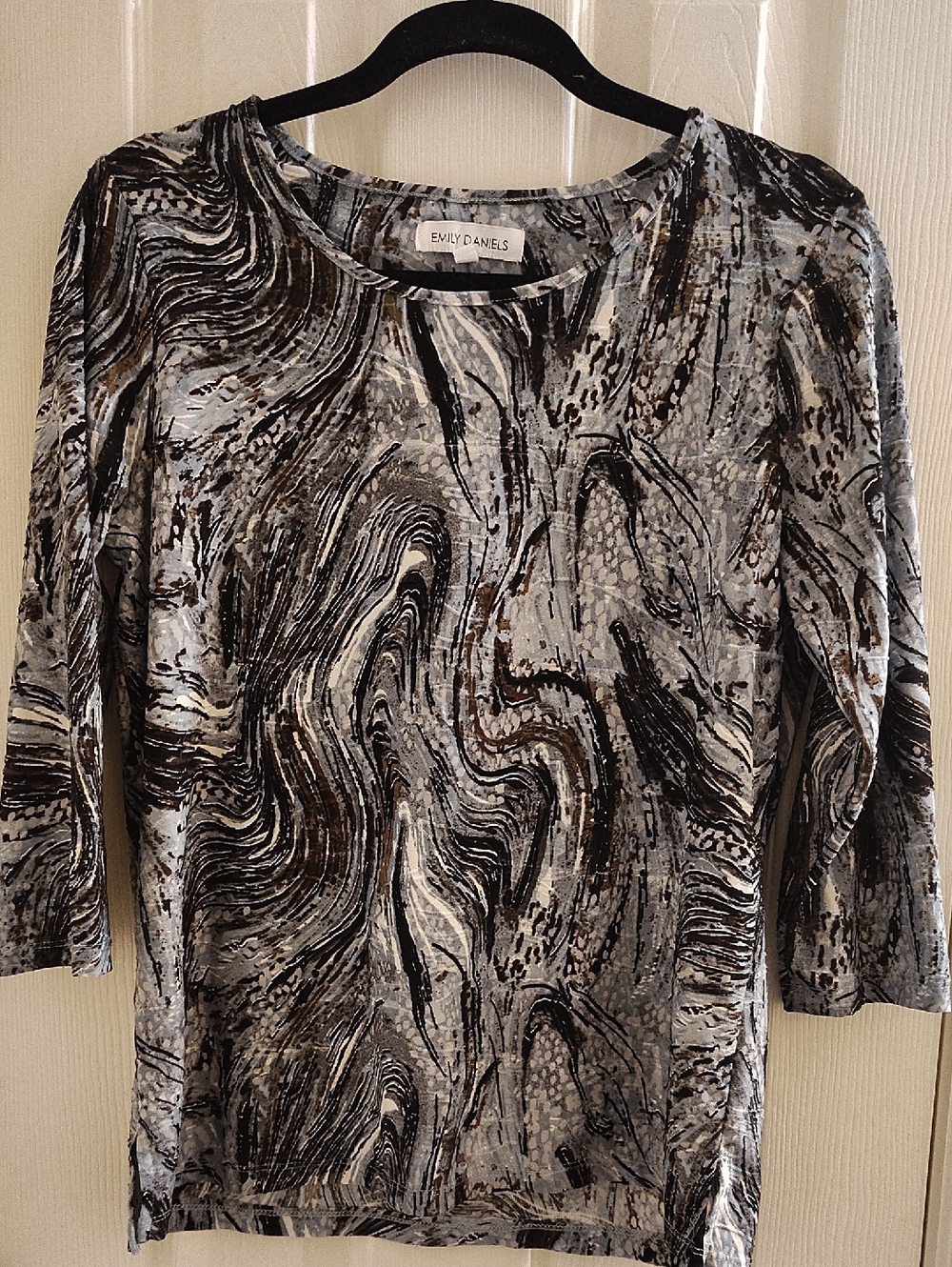 Emily Daniels Marble-Print Long Sleeve Crewneck Top in Gray and Black
